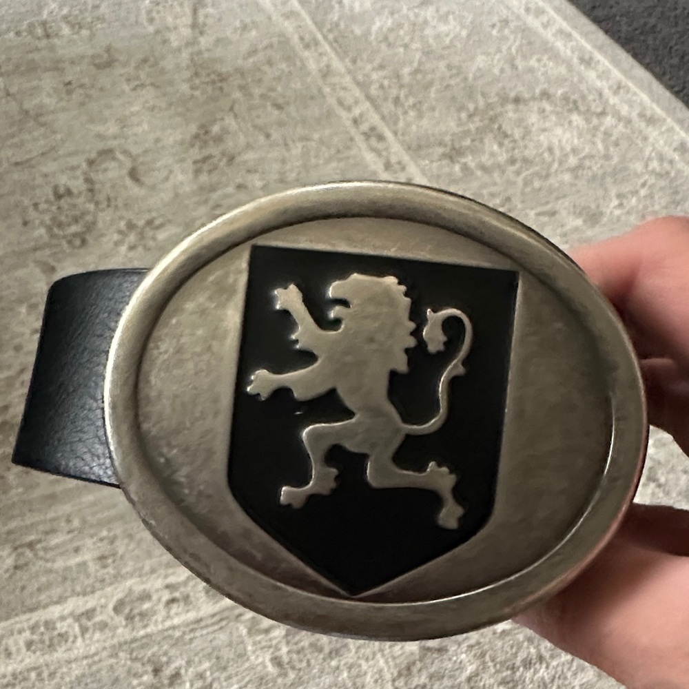 Guess Black Belt with Silver Lion Crest Buckle. Size 32 Inches. - Picture 2 of 11